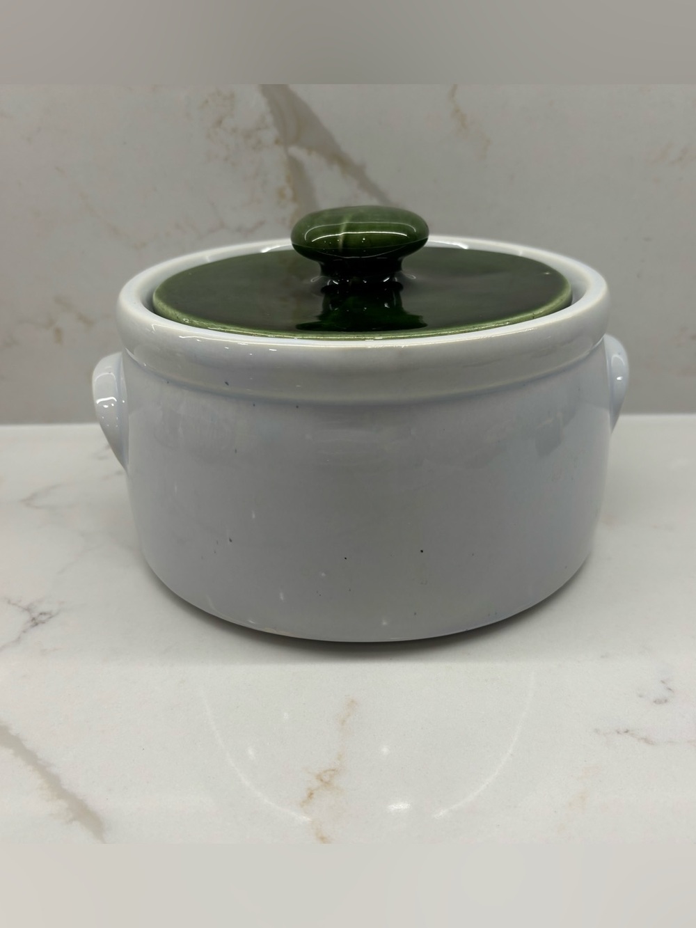 Vtg McCoy Pottery USA 2 Quart Round Casserole 1421 White w Tab Handles Green Lid